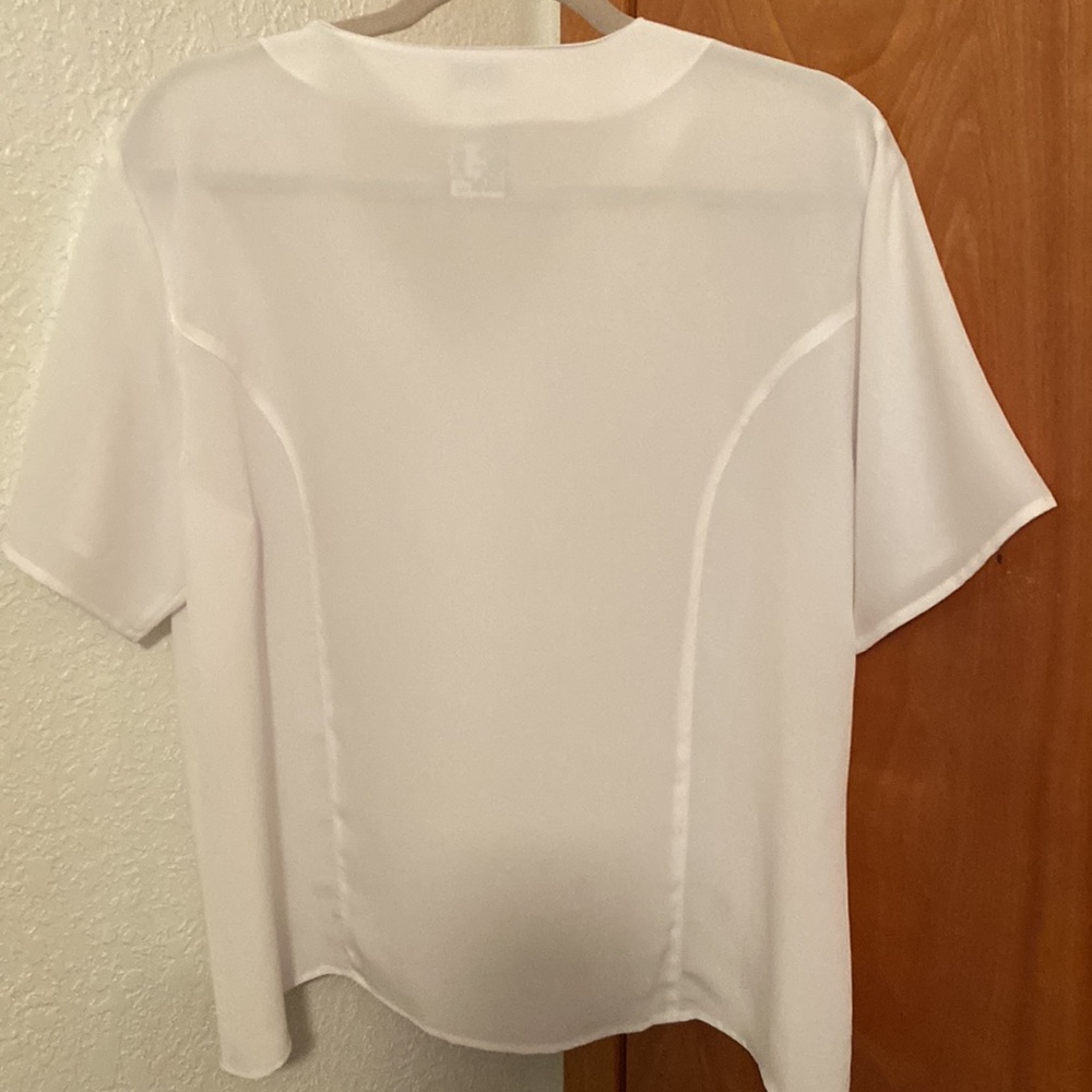 White blouse - Picture 2 of 4